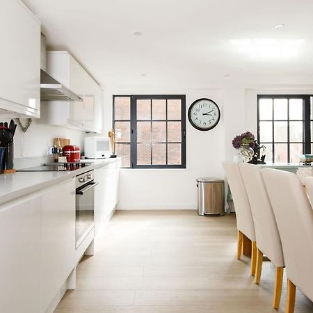 Stylish City Centre Apartment With Sauna 치체스터 외부 사진