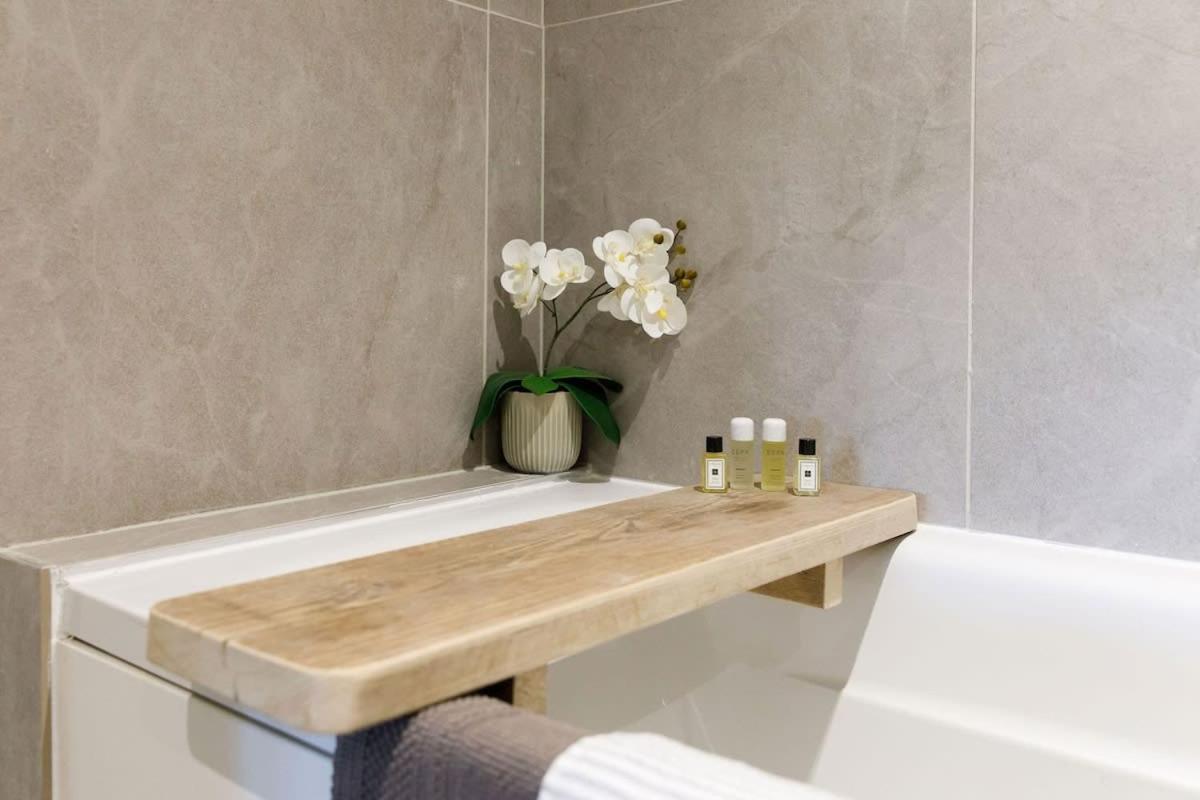 Stylish City Centre Apartment With Sauna 치체스터 외부 사진