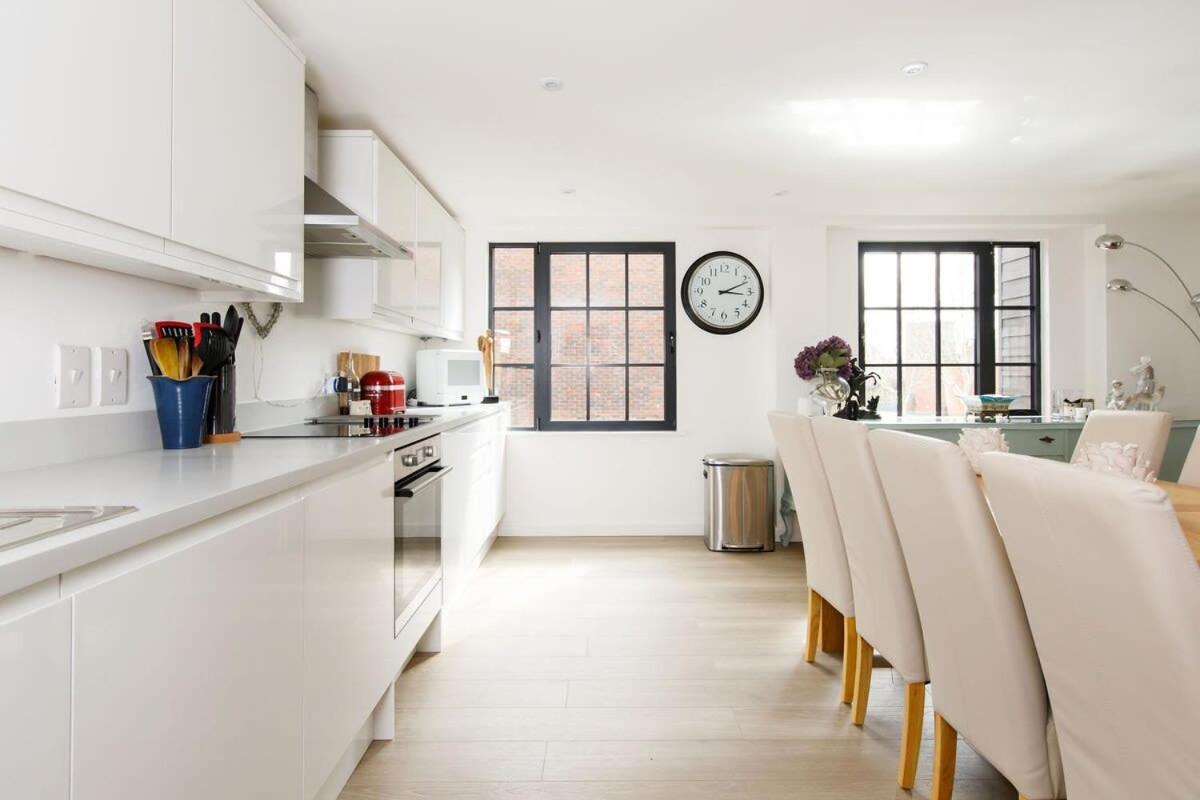 Stylish City Centre Apartment With Sauna 치체스터 외부 사진