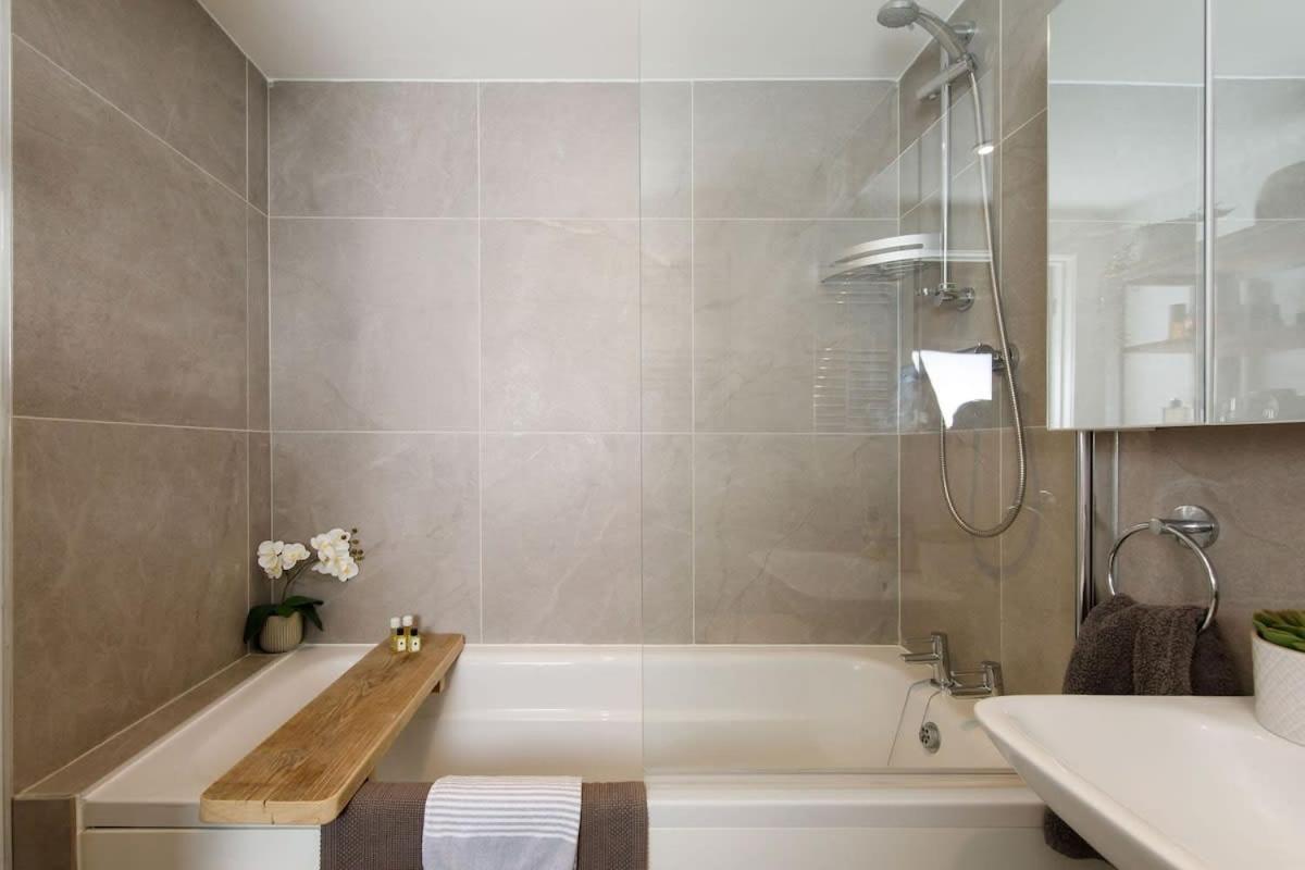 Stylish City Centre Apartment With Sauna 치체스터 외부 사진