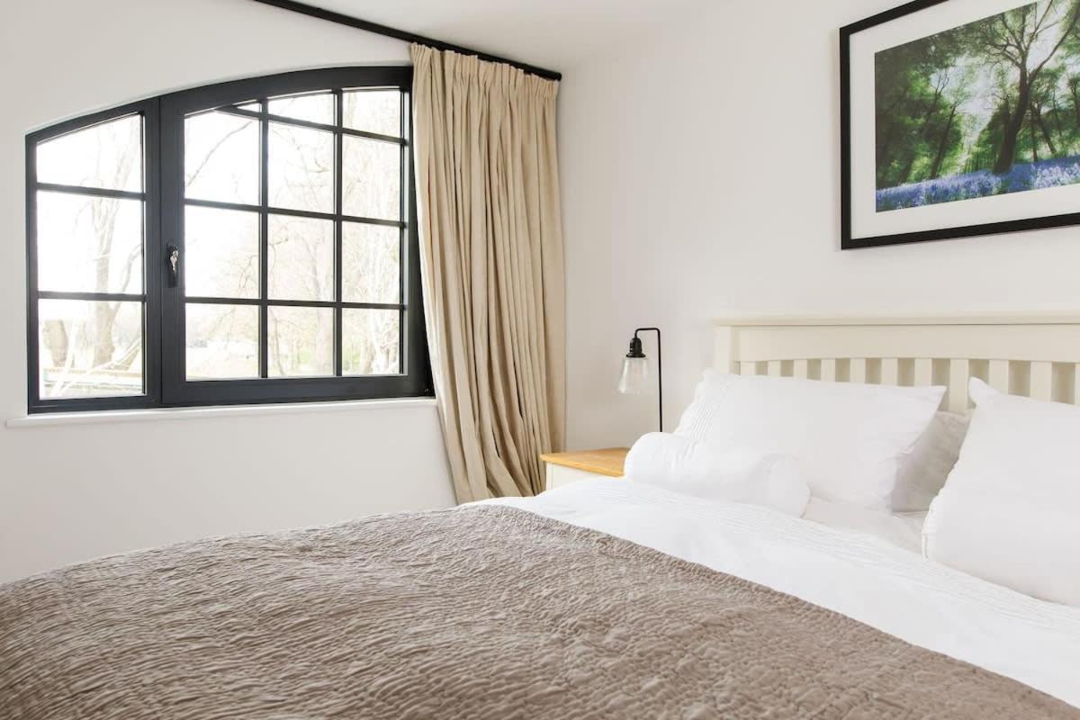 Stylish City Centre Apartment With Sauna 치체스터 외부 사진