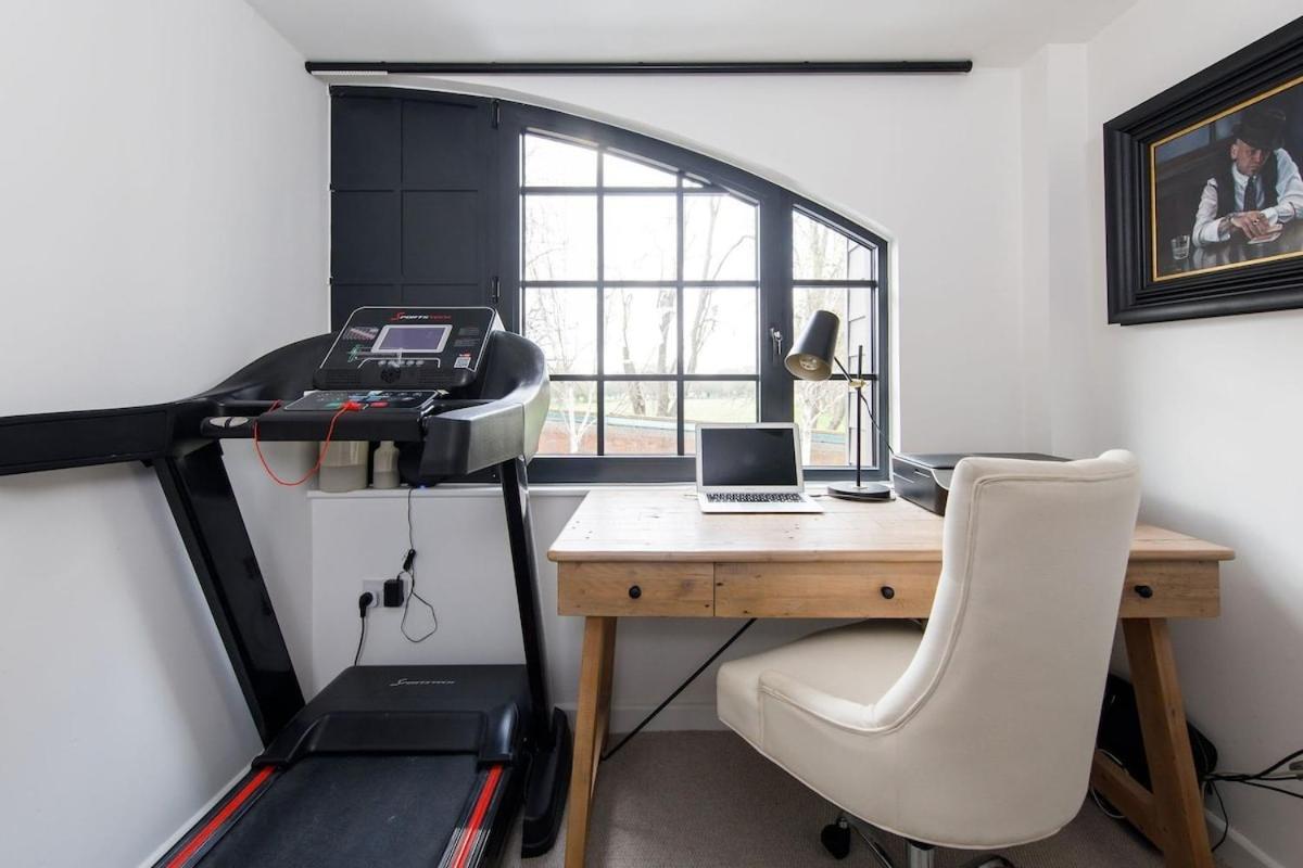 Stylish City Centre Apartment With Sauna 치체스터 외부 사진