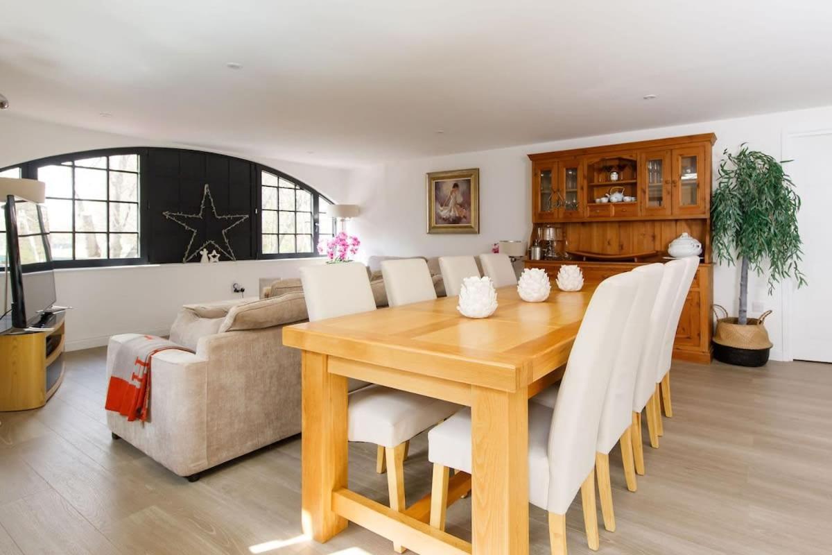 Stylish City Centre Apartment With Sauna 치체스터 외부 사진