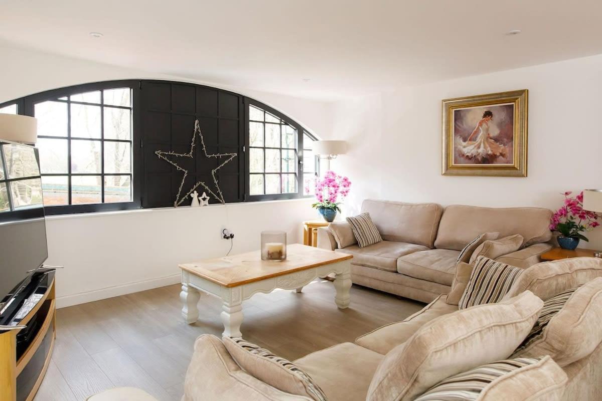 Stylish City Centre Apartment With Sauna 치체스터 외부 사진