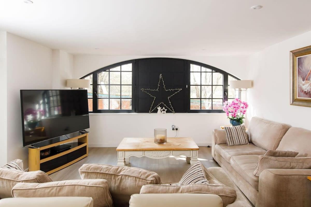 Stylish City Centre Apartment With Sauna 치체스터 외부 사진